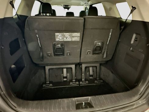 Used 2025 Kia Carnival FWD image 31