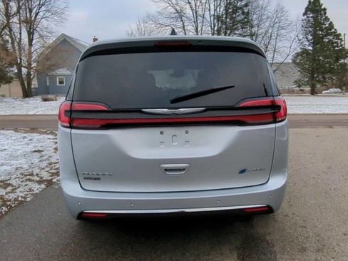 Used 2023 Chrysler Pacifica Touring-L image 4