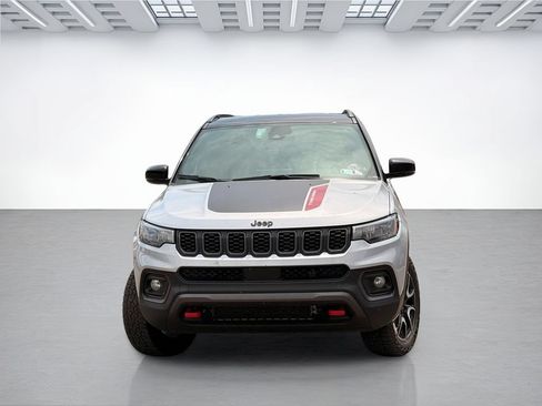 Used 2025 Jeep Compass Trailhawk AWD/4WD image 3