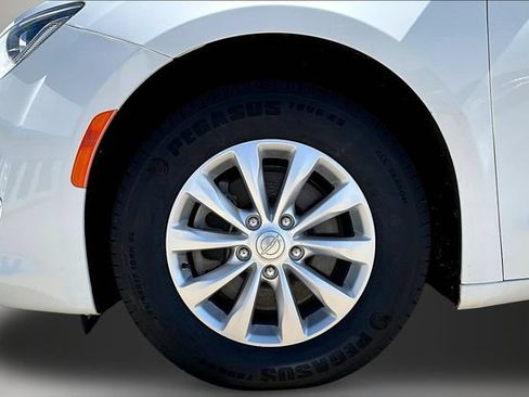 Used 2018 Chrysler Pacifica Touring-L FWD image 31