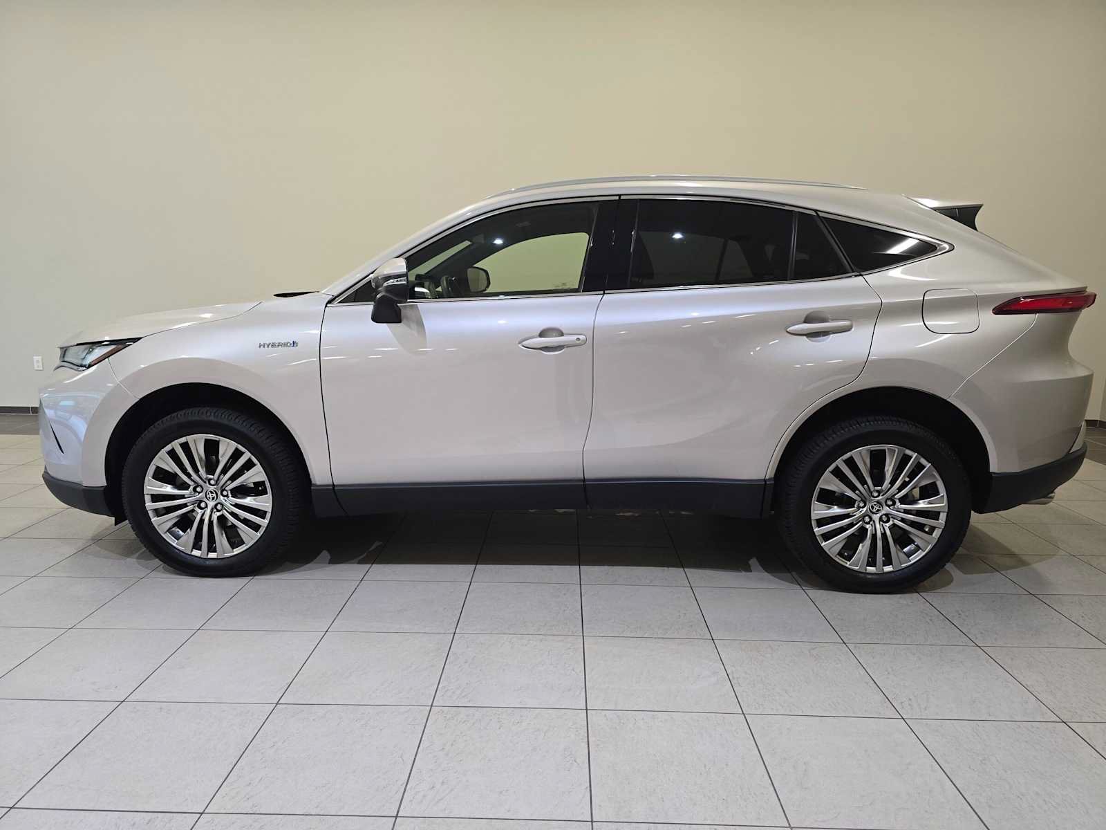 Certified 2021 Toyota Venza XLE AWD/4WD image 3