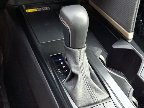 Used 2025 Toyota Camry SE w/ Convenience Package image 16