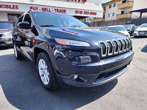 Used 2018 Jeep Cherokee Latitude image 2