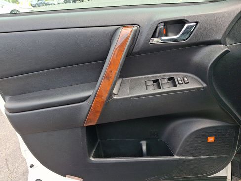 Used 2012 Toyota Highlander Limited w/ Tow Pkg AWD/4WD image 12