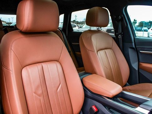 Used 2022 Audi e-tron Premium w/ Convenience Plus Package image 41