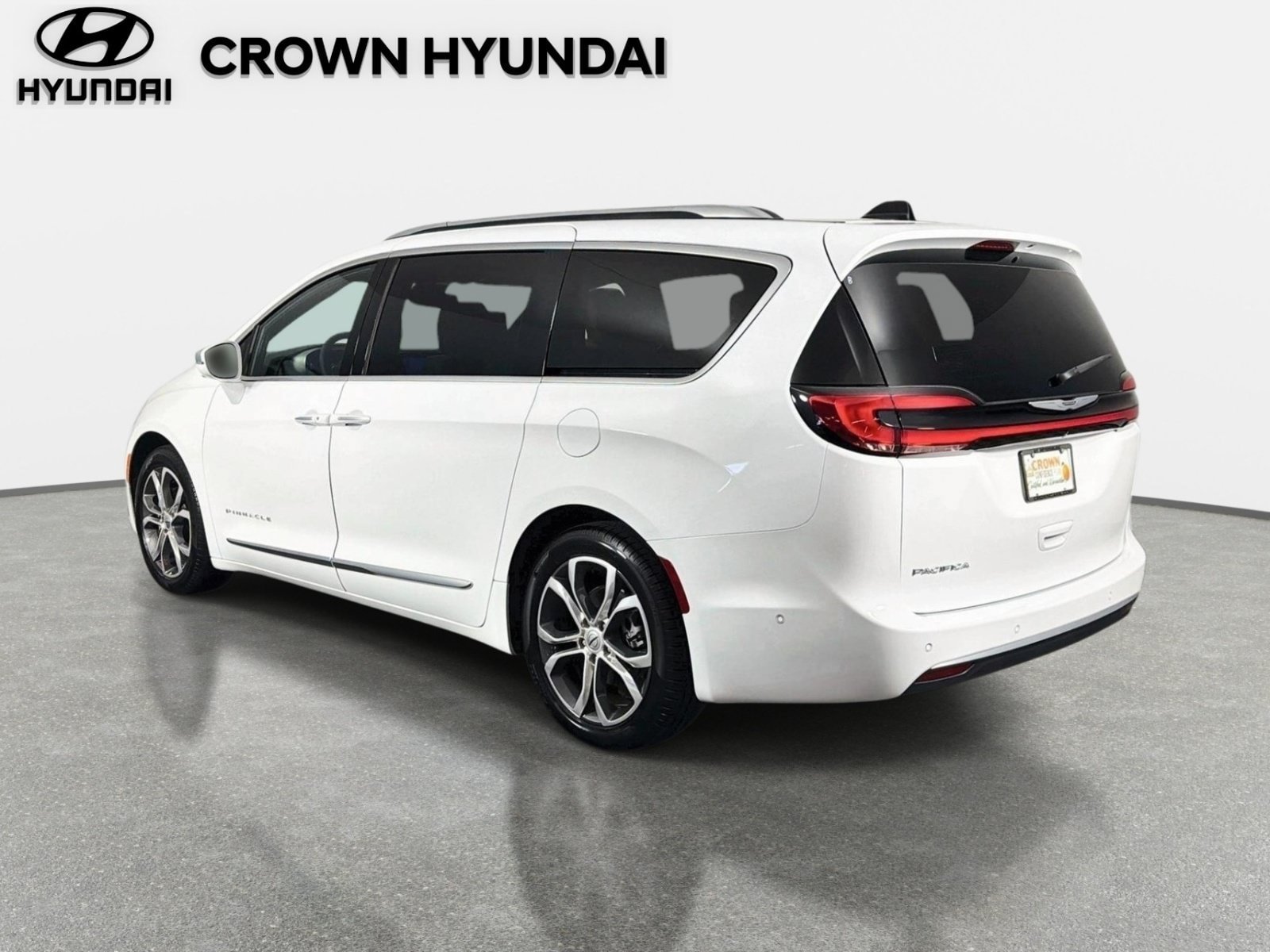 Used 2024 Chrysler Pacifica Pinnacle FWD image 8
