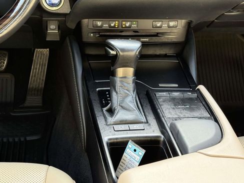 Used 2020 Lexus ES 300h w/ Premium Package image 19