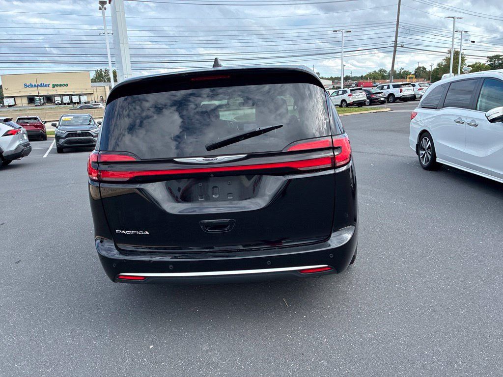 Used 2024 Chrysler Pacifica Touring-L FWD image 11