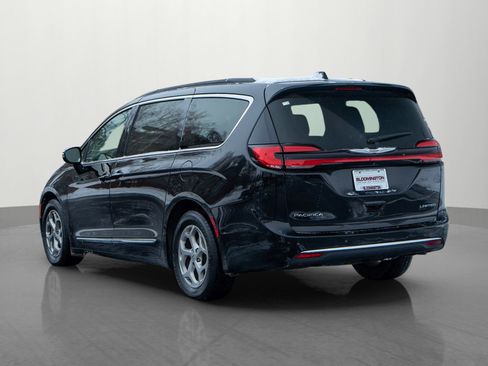 Used 2023 Chrysler Pacifica Limited image 5