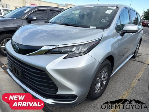 Used 2024 Toyota Sienna LE AWD/4WD image 14