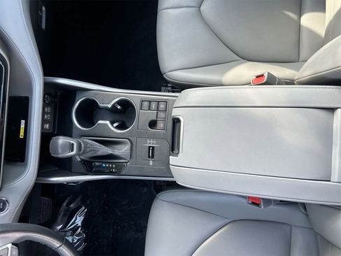 Used 2023 Toyota Highlander L image 16