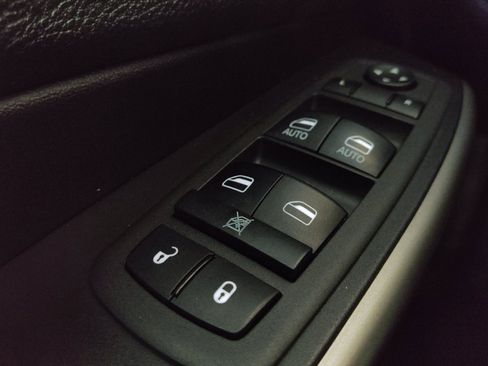 Used 2021 Jeep Cherokee Latitude FWD image 27