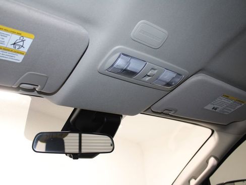 Used 2024 Nissan Titan SV image 40