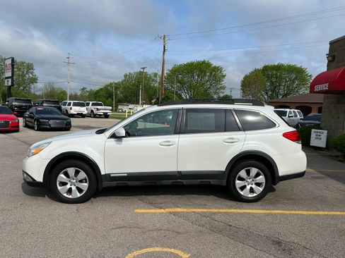 Used 2010 Subaru Outback 2.5i Limited AWD/4WD image 8
