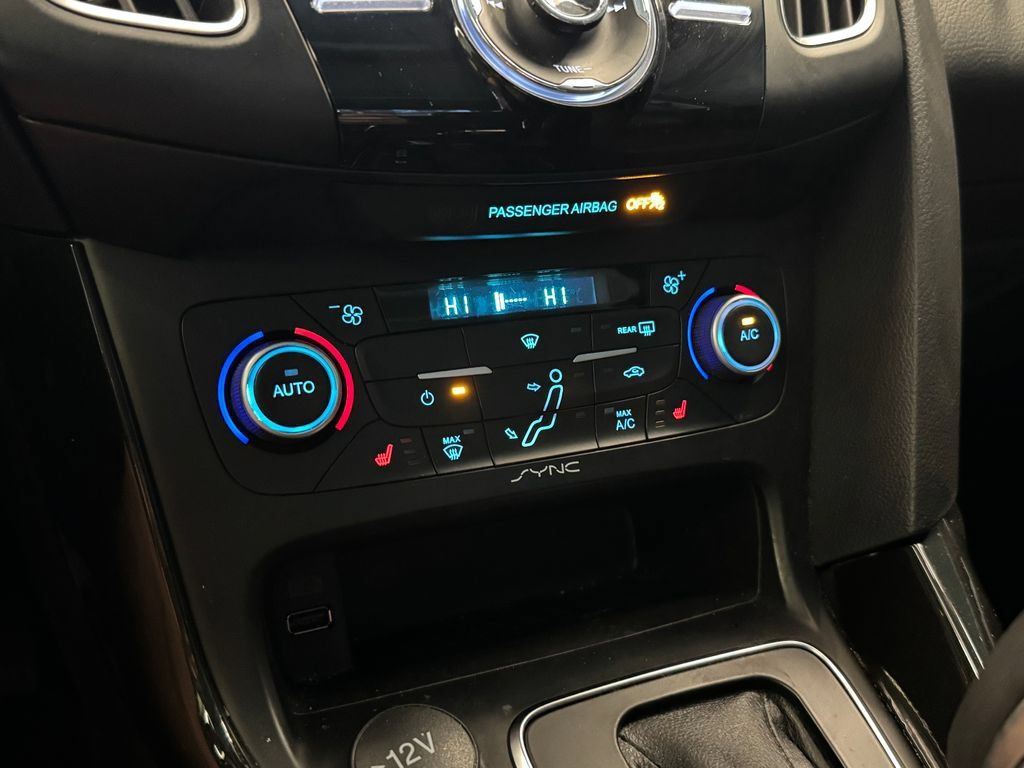 Used 2018 Ford Focus Titanium w/ Titanium Technology Package FWD image 15