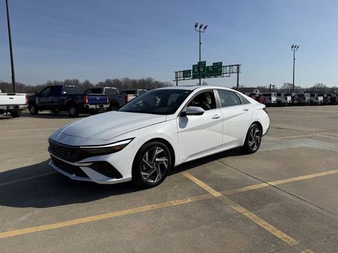 Used 2025 Hyundai Elantra SEL image 4
