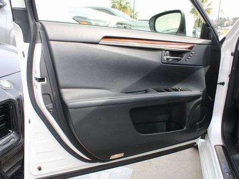 Used 2016 Lexus ES 300h w/ Navigation System Package image 11