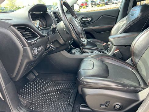 Used 2020 Jeep Cherokee Trailhawk w/ Comfort/Convenience Group AWD/4WD image 25