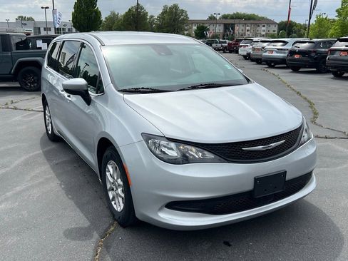 Used 2023 Chrysler Voyager LX FWD image 5