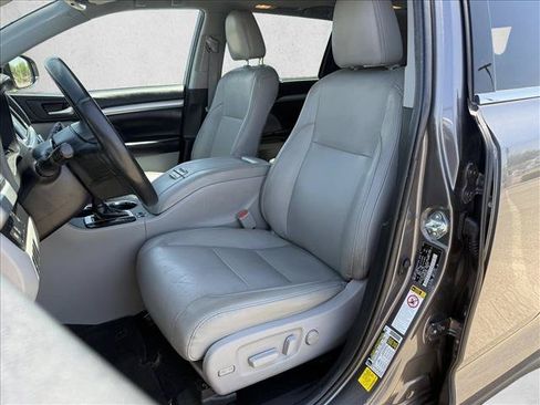Used 2019 Toyota Highlander XLE FWD image 11