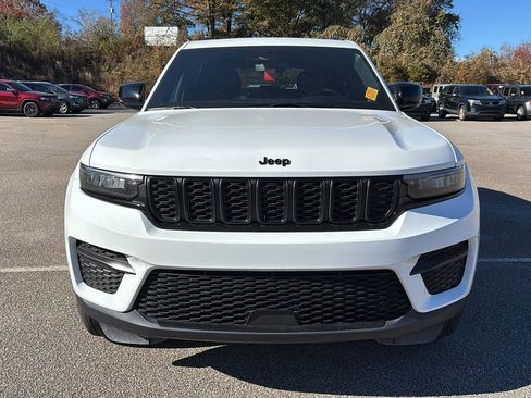 Used 2024 Jeep Grand Cherokee Altitude image 2