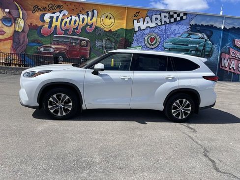 Used 2022 Toyota Highlander XLE image 2