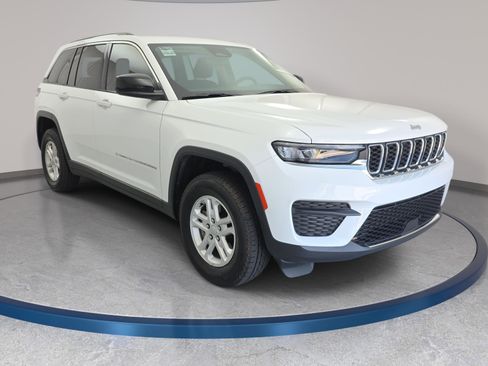 Used 2023 Jeep Grand Cherokee Laredo AWD/4WD image 3