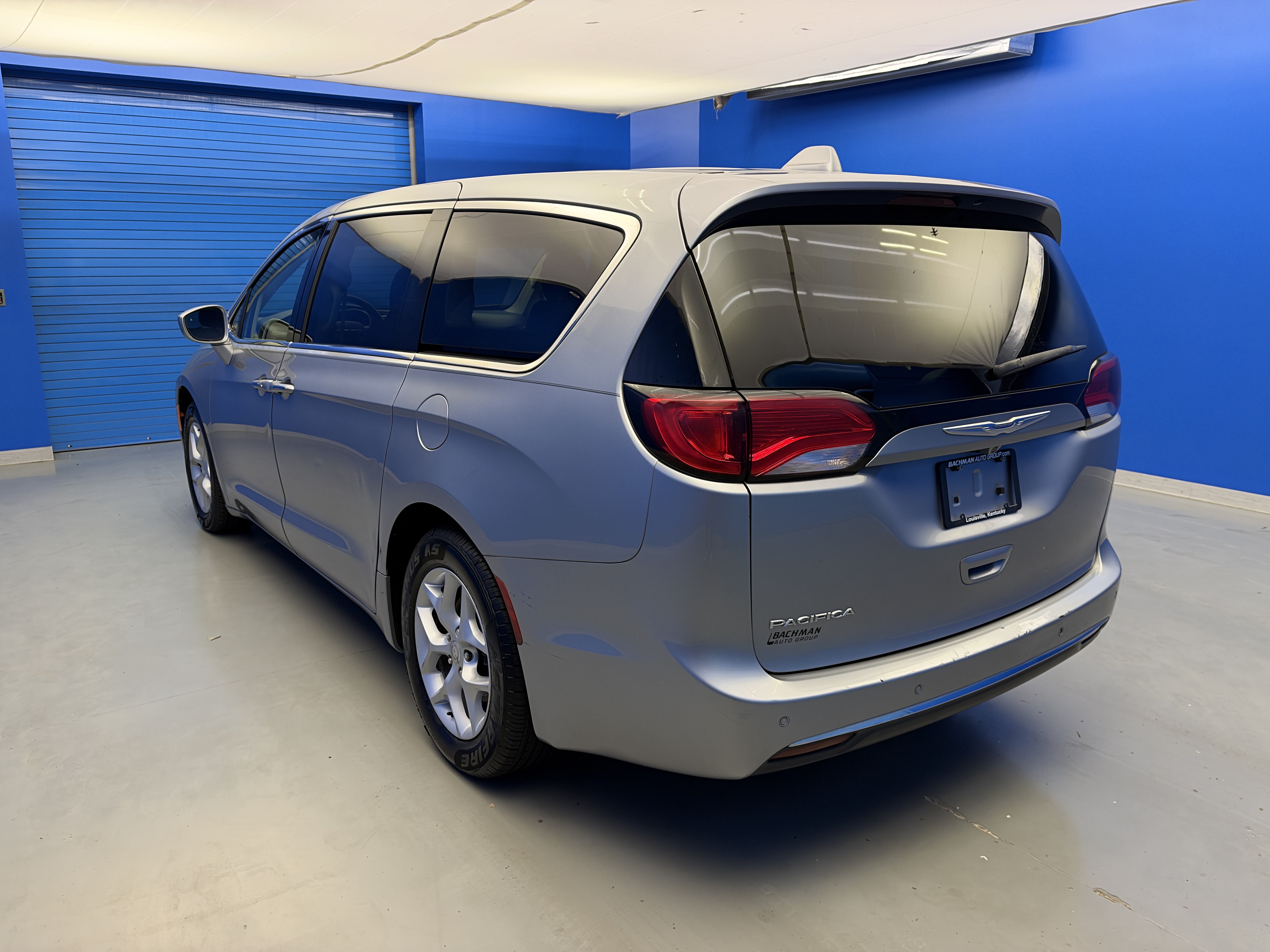 Used 2018 Chrysler Pacifica Touring Plus w/ Tire & Wheel Group FWD image 5