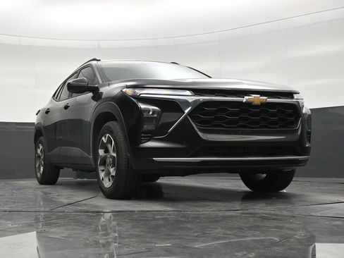 Used 2025 Chevrolet Trax LT FWD image 26