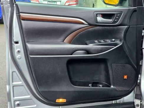 Used 2016 Toyota Highlander Limited Platinum image 25