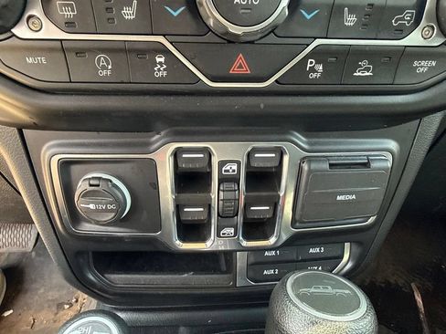 Used 2022 Jeep Gladiator Overland w/ Cold Weather Group AWD/4WD image 24