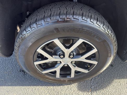 Used 2025 Jeep Grand Cherokee L Limited image 19