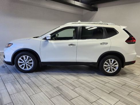 Used 2020 Nissan Rogue SV image 2