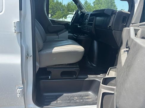 Used 2017 Chevrolet Express 2500 Extended RWD image 20