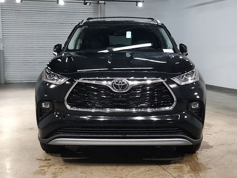 New 2026 Toyota Highlander Platinum AWD/4WD image 2