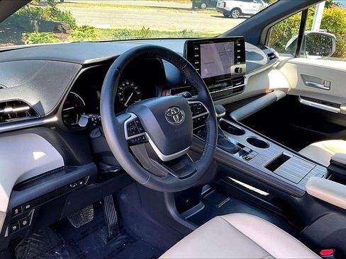 Used 2023 Toyota Sienna XLE FWD image 13
