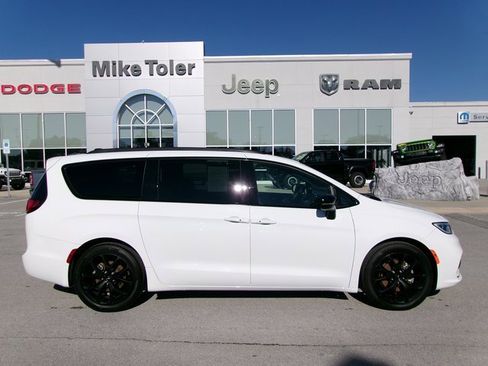 Used 2025 Chrysler Pacifica Limited image 5