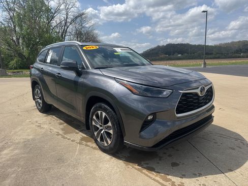 Used 2023 Toyota Highlander XLE FWD image 3