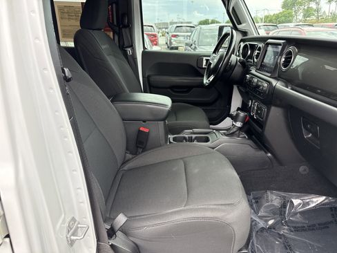 Used 2020 Jeep Wrangler Unlimited Sahara AWD/4WD image 33