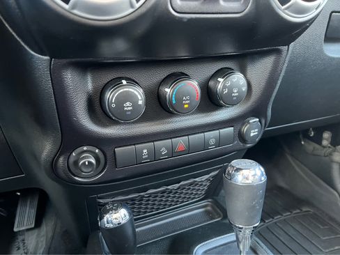 Used 2018 Jeep Wrangler Sahara w/ Connectivity Group image 33