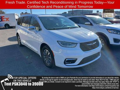 Used 2022 Chrysler Pacifica Limited w/ Uconnect Theater Family Group