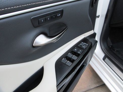 Used 2025 Lexus ES 300h w/ Premium Package image 29