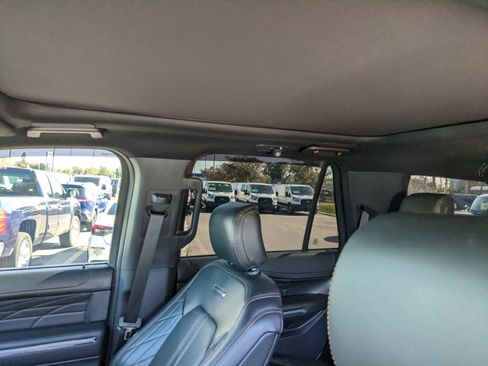 Used 2024 Ford Expedition Platinum image 26