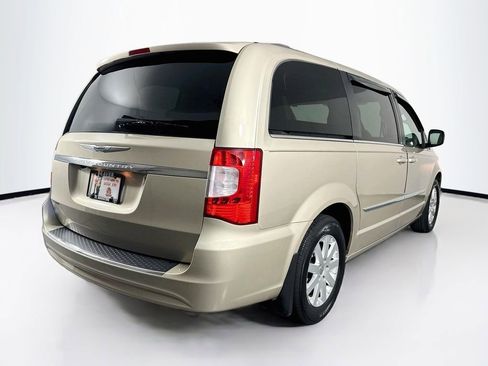 Used 2014 Chrysler Town & Country Touring FWD image 10