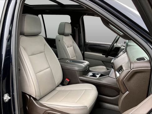 Used 2023 GMC Yukon SLT w/ SLT Luxury Package AWD/4WD image 9