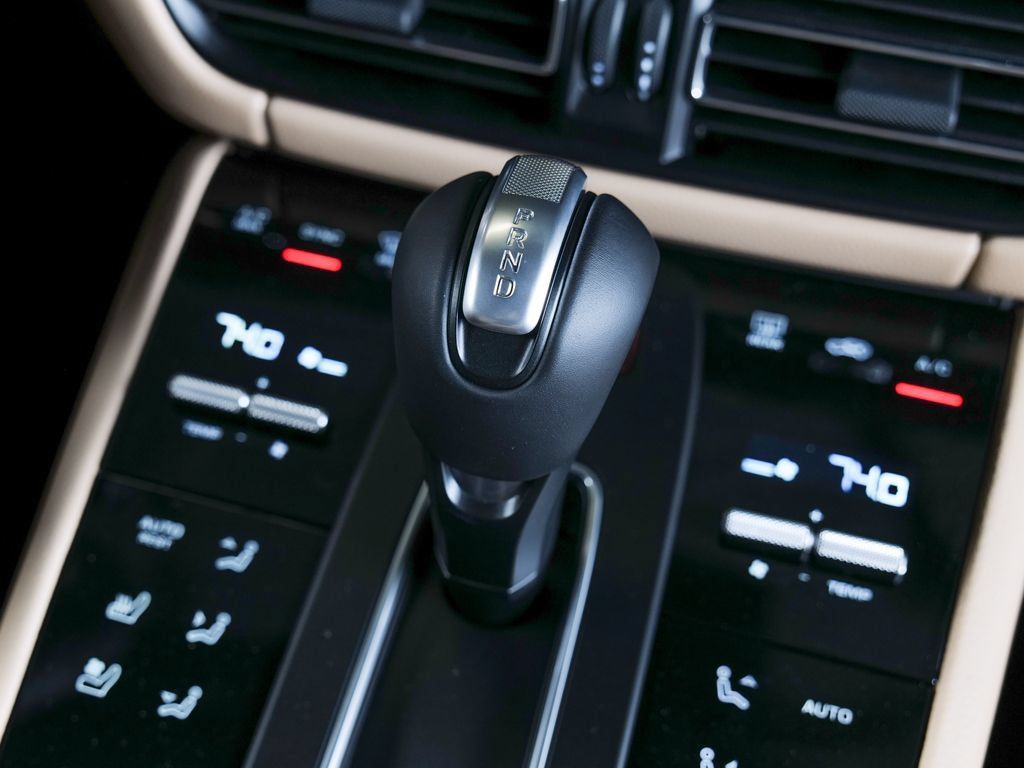Certified 2026 Porsche Macan AWD/4WD image 12
