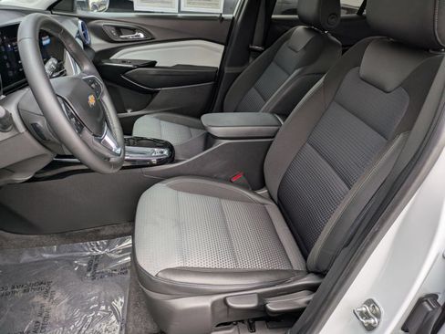 Used 2024 Chevrolet Trax LT w/ Driver Confidence Package FWD image 21