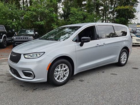 New 2026 Chrysler Pacifica Select image 3