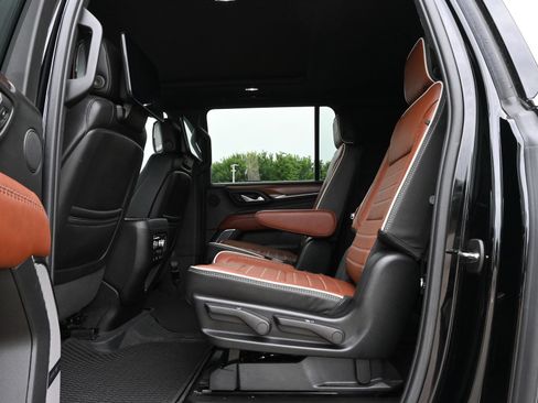 Used 2024 GMC Yukon XL Denali Ultimate AWD/4WD image 18