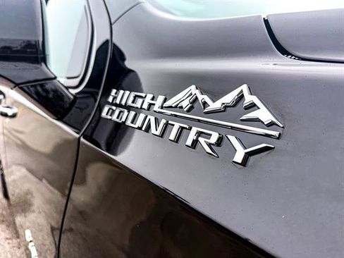 Used 2025 Chevrolet Suburban High Country image 11